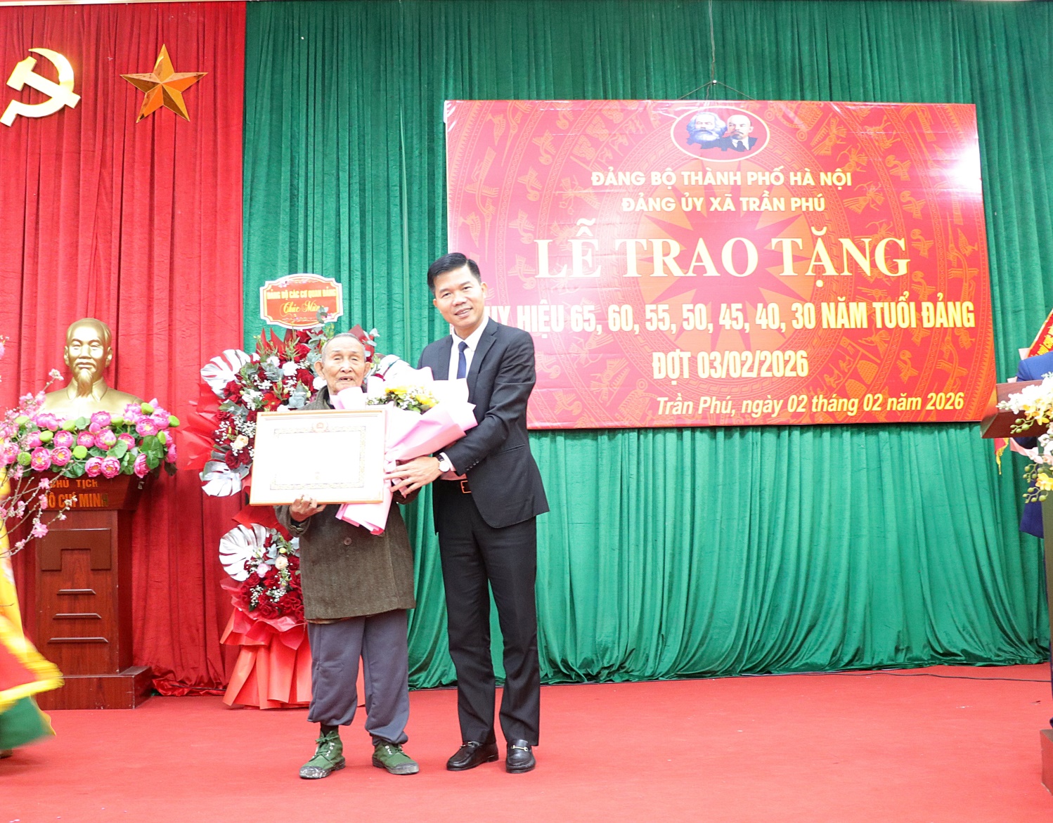 Đảng ủy xã Trần Phú đã long trọng tổ chức Lễ trao tặng Huy hiệu Đảng đợt 3/2- Ảnh 2.