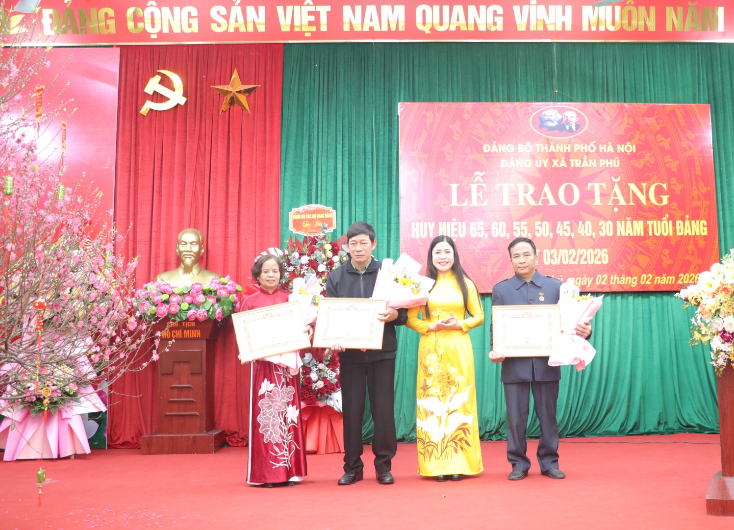 Đảng ủy xã Trần Phú đã long trọng tổ chức Lễ trao tặng Huy hiệu Đảng đợt 3/2- Ảnh 3.