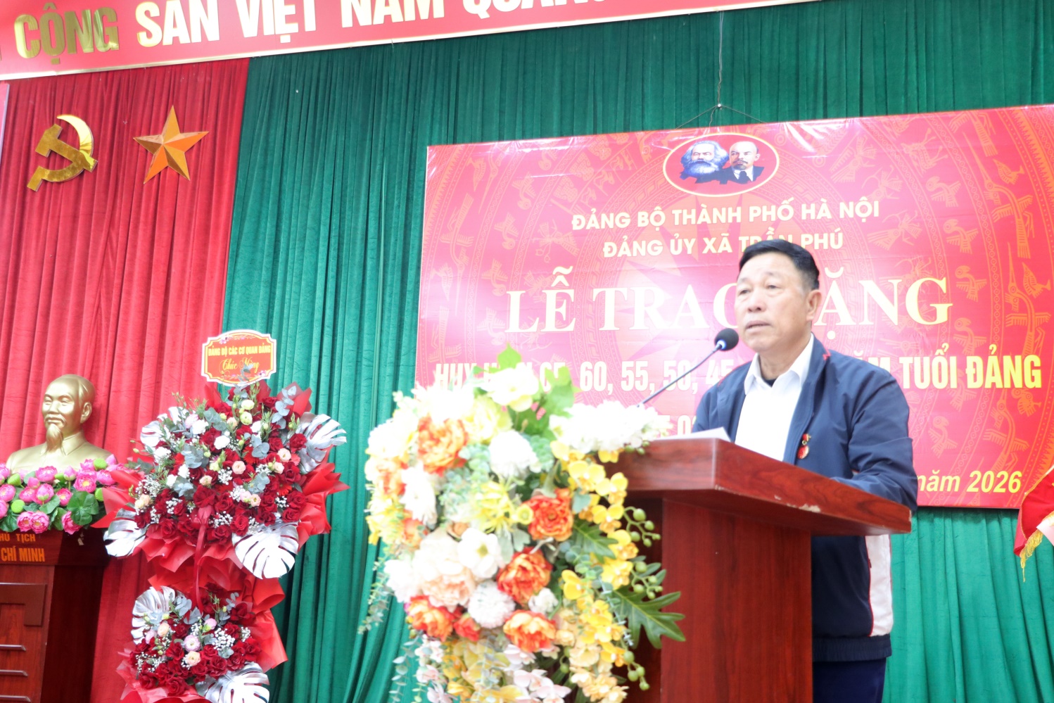 Đảng ủy xã Trần Phú đã long trọng tổ chức Lễ trao tặng Huy hiệu Đảng đợt 3/2- Ảnh 5.