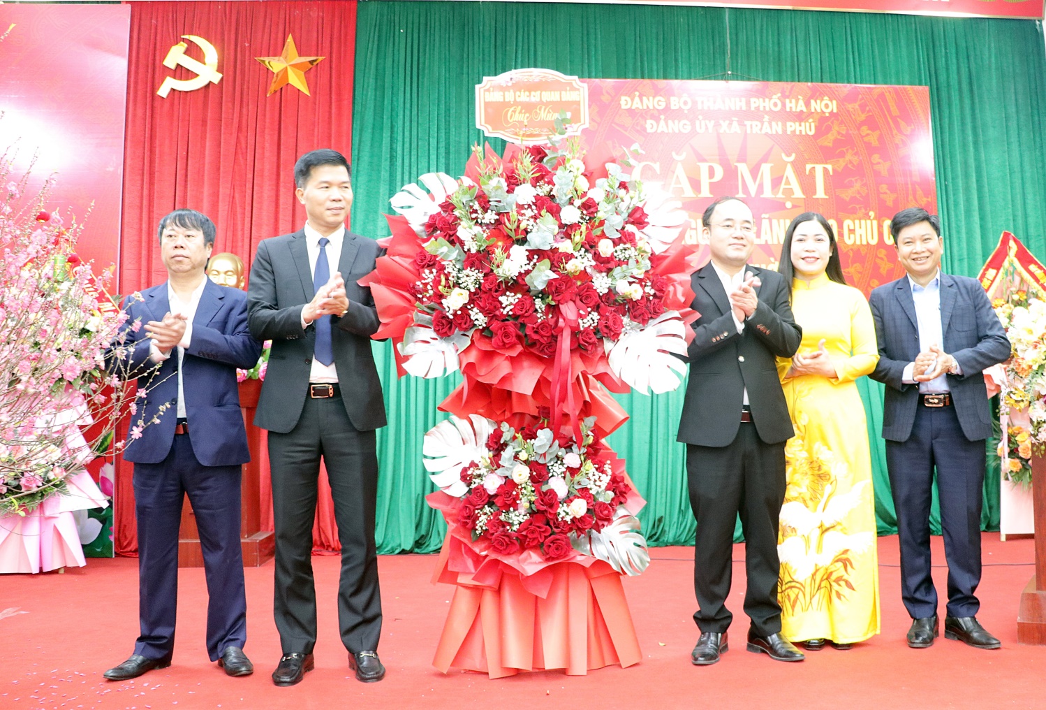 Tặng hoa chúc mừng Đảng uỷ xã nhân kỷ niệm 96 năm ngày thành lập Đảng- Ảnh 1.