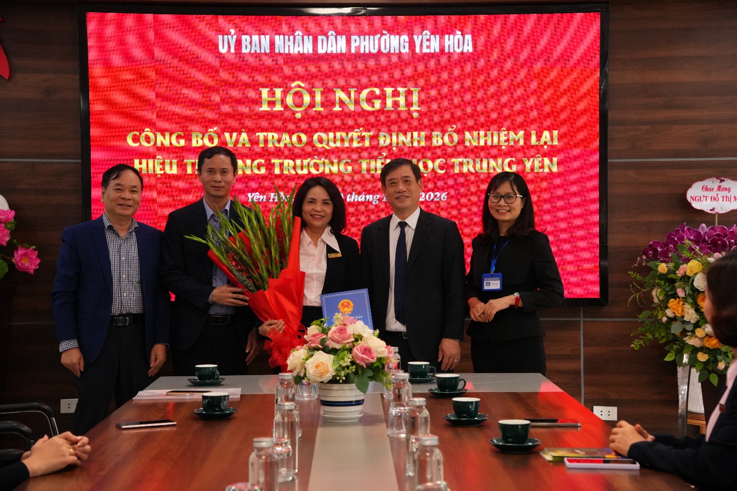 Ảnh có chứa trang phục, bộ đồ, văn bản, người  Nội dung do AI tạo ra có thể không chính xác.