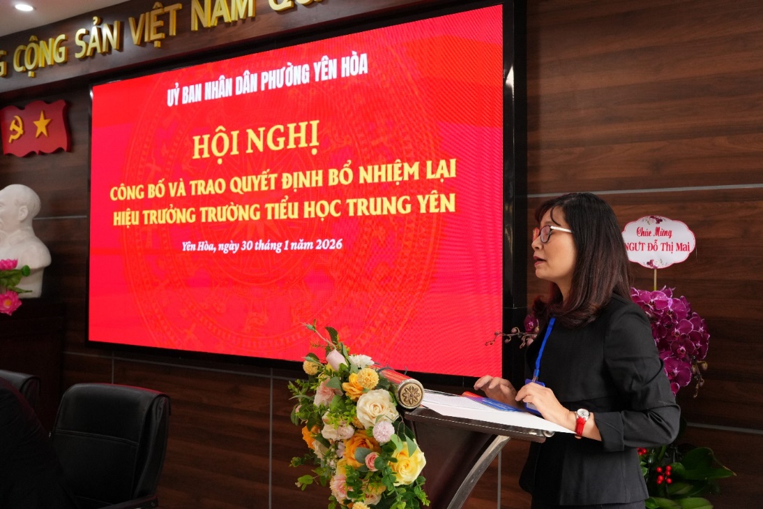 Ảnh có chứa văn bản, trang phục, hoa, trong nhà  Nội dung do AI tạo ra có thể không chính xác.