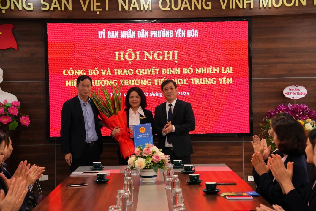 Ảnh có chứa văn bản, trang phục, bộ đồ, đàn ông  Nội dung do AI tạo ra có thể không chính xác.