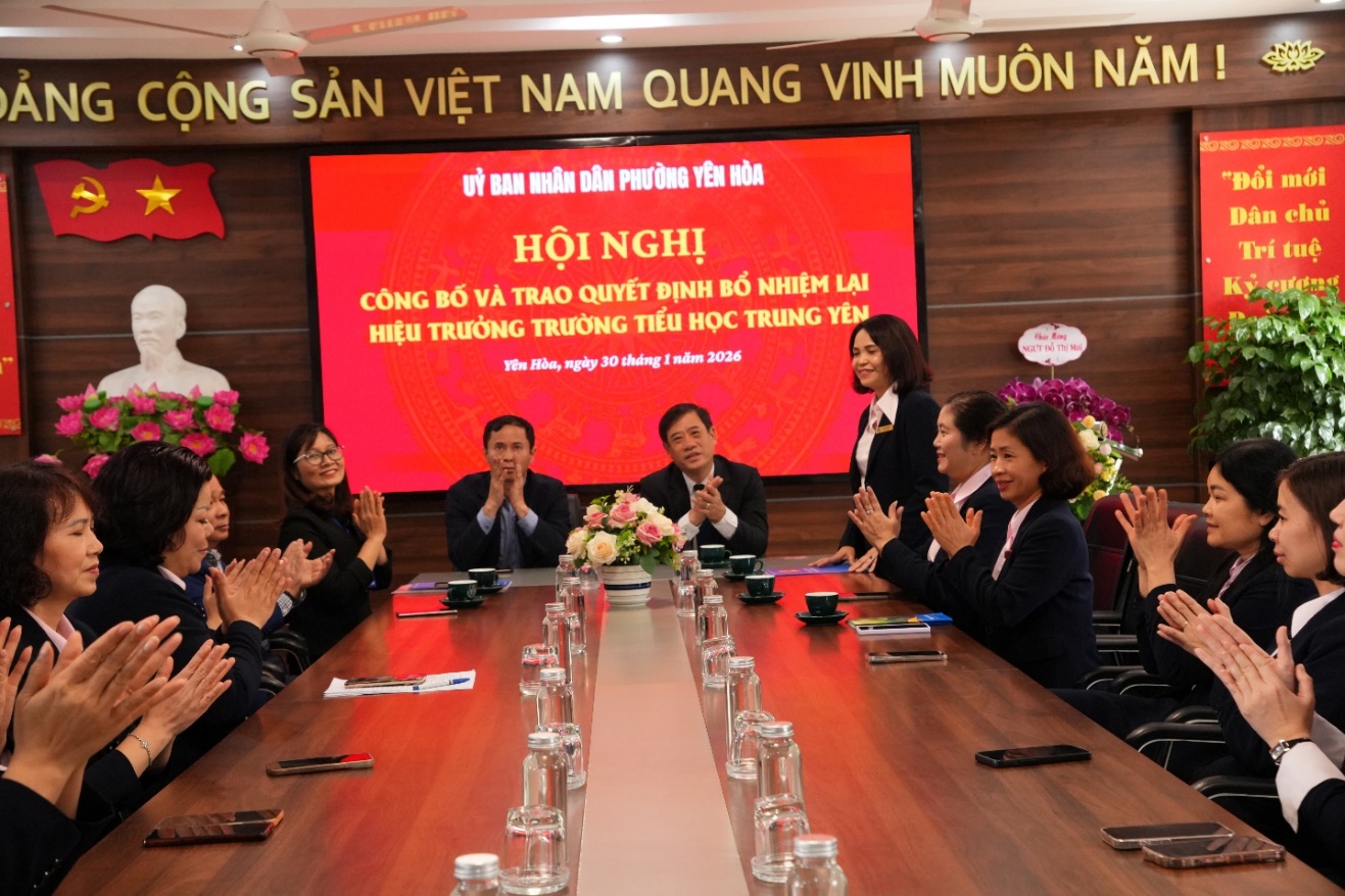 Ảnh có chứa văn bản, phụ nữ, trang phục, trong nhà  Nội dung do AI tạo ra có thể không chính xác.