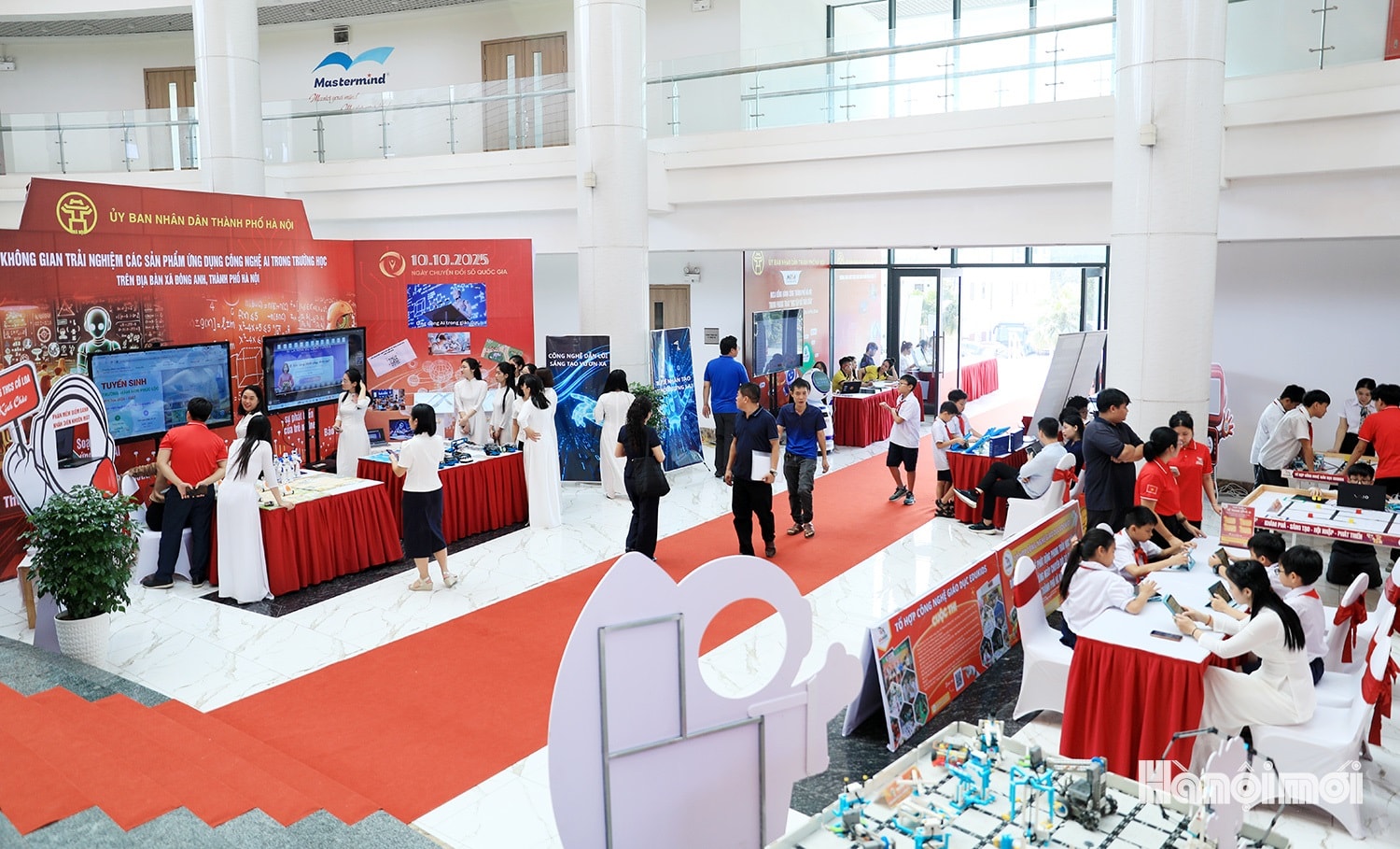 Học sinh hào hứng lắp ráp robot ứng dụng AI- Ảnh 1.