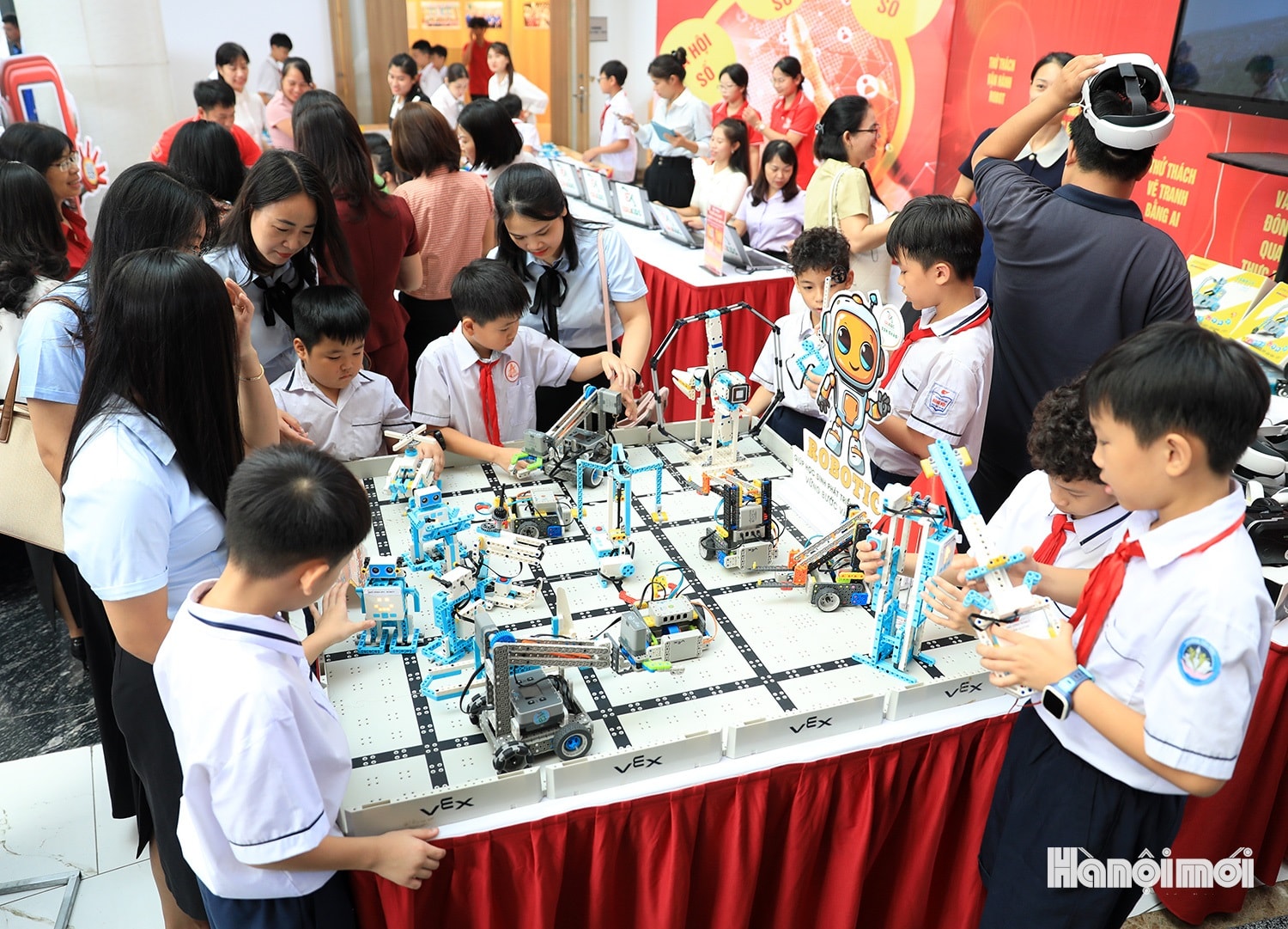 Học sinh hào hứng lắp ráp robot ứng dụng AI- Ảnh 13.