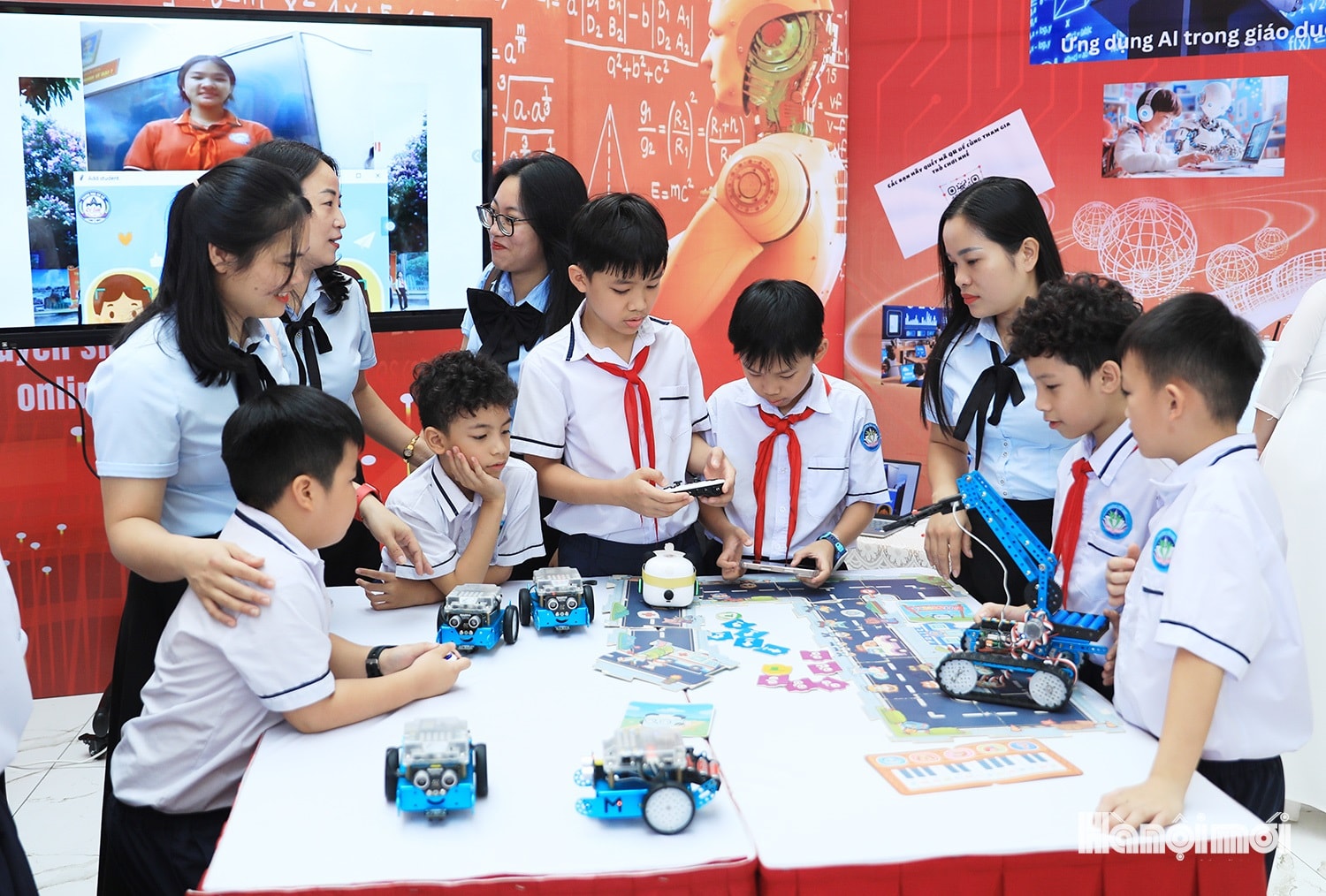 Học sinh hào hứng lắp ráp robot ứng dụng AI- Ảnh 2.