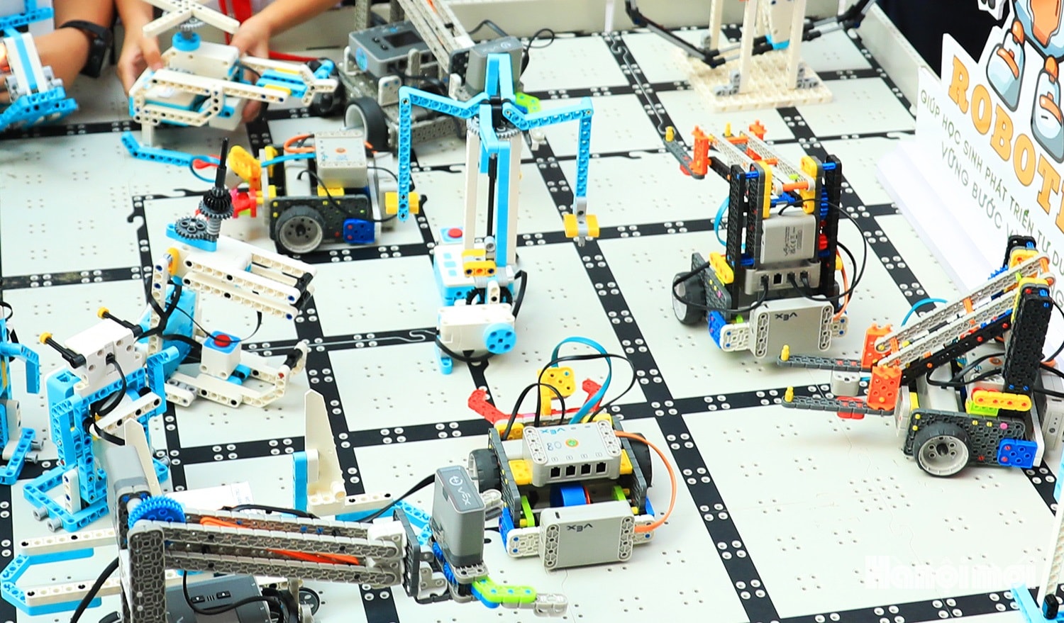 Học sinh hào hứng lắp ráp robot ứng dụng AI- Ảnh 3.