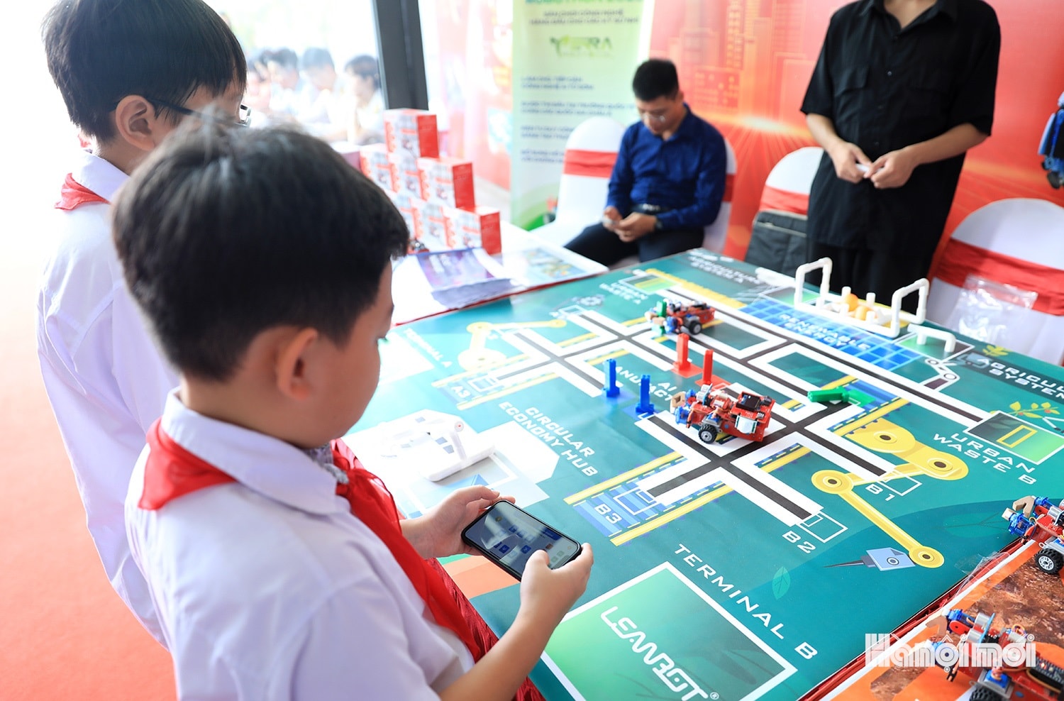 Học sinh hào hứng lắp ráp robot ứng dụng AI- Ảnh 6.