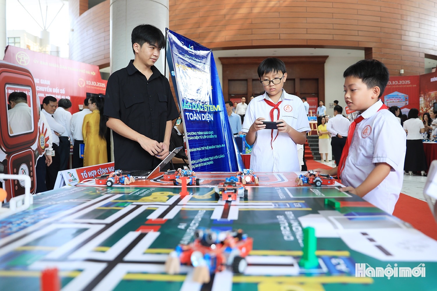 Học sinh hào hứng lắp ráp robot ứng dụng AI- Ảnh 8.