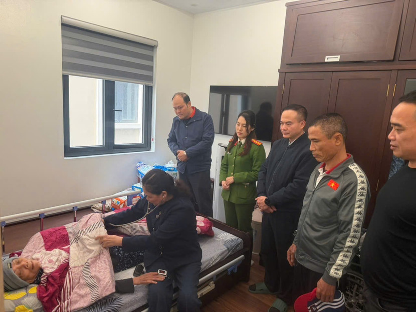 Phường Hai Bà Trưng: Thăm hỏi, động viên cụ bà 82 tuổi bị giúp việc bạo hành.- Ảnh 1.