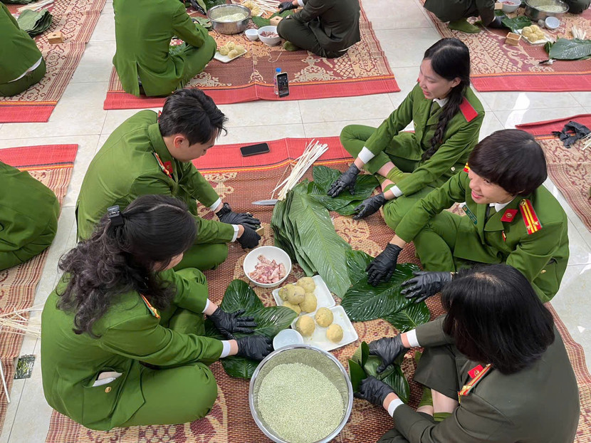 "Gói trọn" cả tình quân dân trong từng chiếc bánh chưng gửi tặng người khó khăn- Ảnh 2.