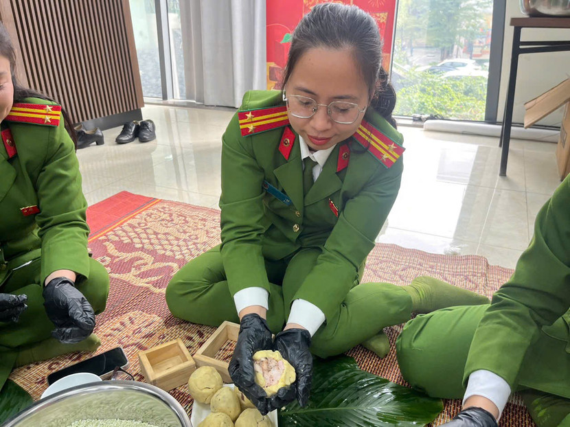 "Gói trọn" cả tình quân dân trong từng chiếc bánh chưng gửi tặng người khó khăn- Ảnh 11.