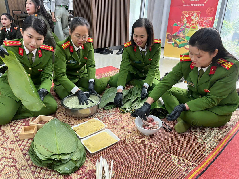 "Gói trọn" cả tình quân dân trong từng chiếc bánh chưng gửi tặng người khó khăn- Ảnh 3.