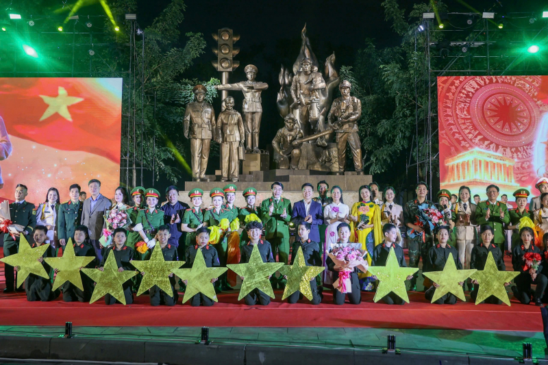 Khúc hát mừng xuân, dâng Đảng trước Tượng đài “CAND vì dân phục vụ”- Ảnh 17.