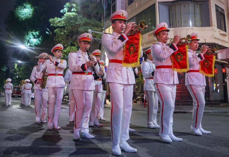 Khúc hát mừng xuân, dâng Đảng trước Tượng đài “CAND vì dân phục vụ”- Ảnh 2.