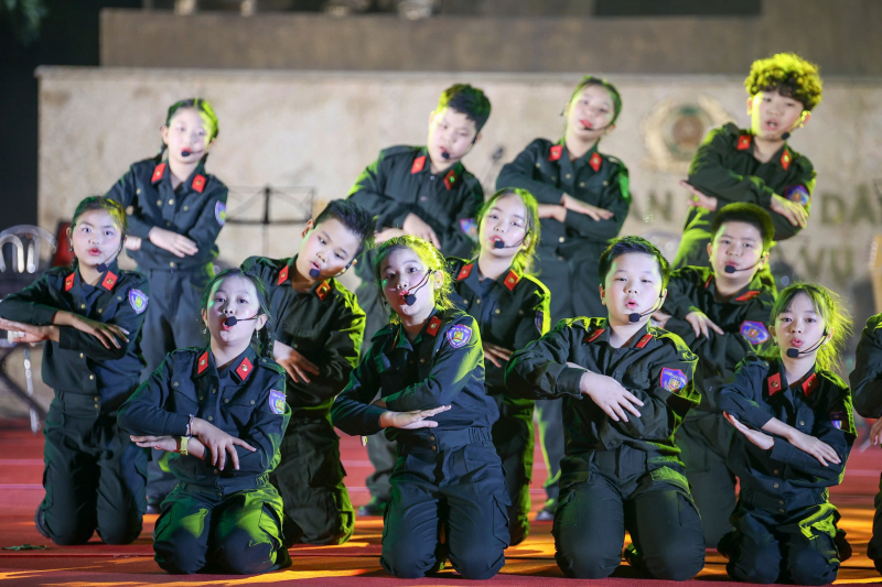 Khúc hát mừng xuân, dâng Đảng trước Tượng đài “CAND vì dân phục vụ”- Ảnh 4.