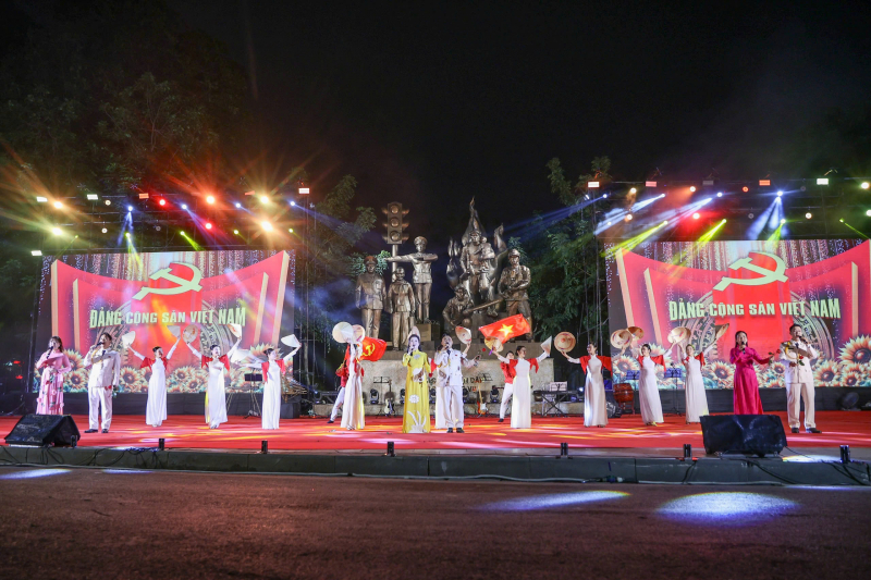 Khúc hát mừng xuân, dâng Đảng trước Tượng đài “CAND vì dân phục vụ”- Ảnh 1.