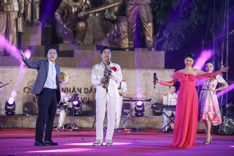Khúc hát mừng xuân, dâng Đảng trước Tượng đài “CAND vì dân phục vụ”- Ảnh 8.