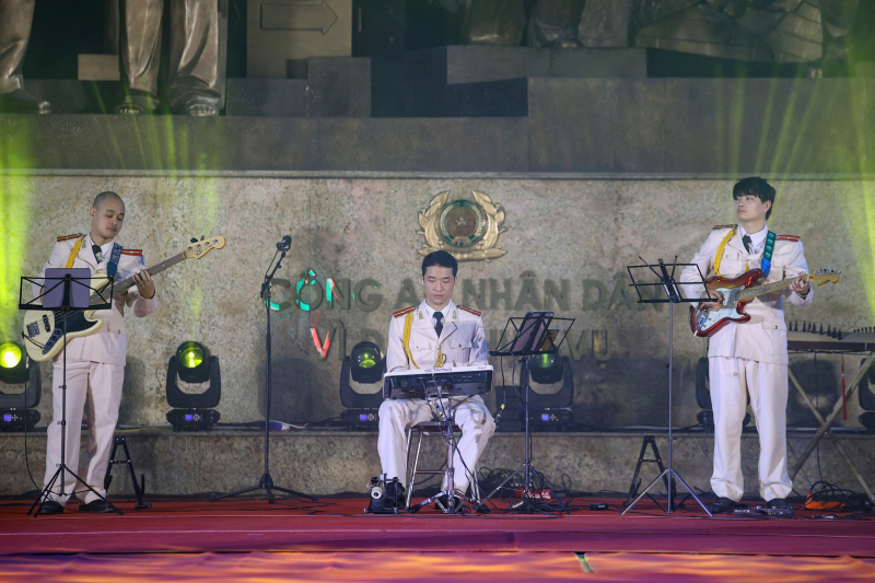 Khúc hát mừng xuân, dâng Đảng trước Tượng đài “CAND vì dân phục vụ”- Ảnh 9.