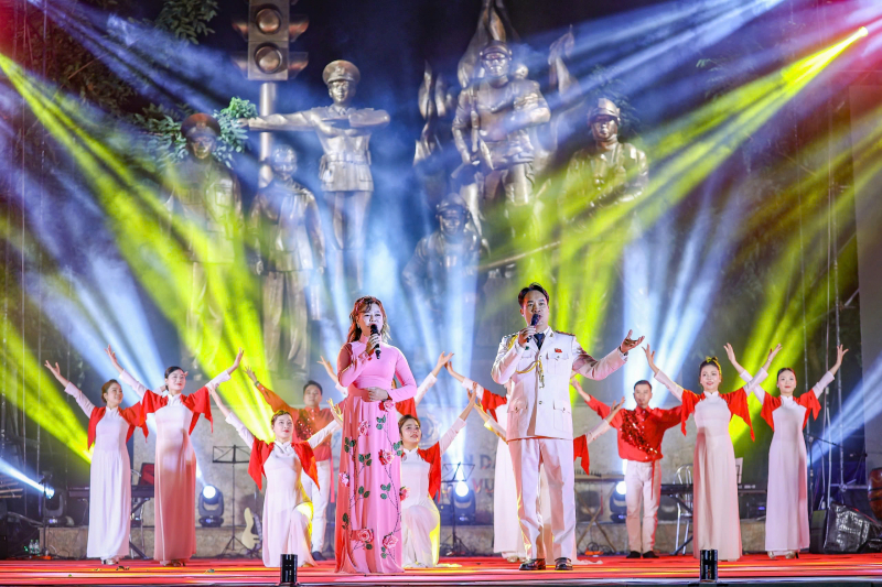 Khúc hát mừng xuân, dâng Đảng trước Tượng đài “CAND vì dân phục vụ”- Ảnh 12.