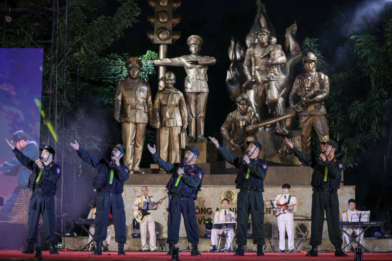 Khúc hát mừng xuân, dâng Đảng trước Tượng đài “CAND vì dân phục vụ”- Ảnh 14.