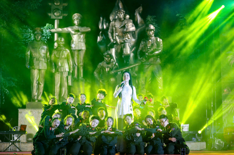 Khúc hát mừng xuân, dâng Đảng trước Tượng đài “CAND vì dân phục vụ”- Ảnh 5.