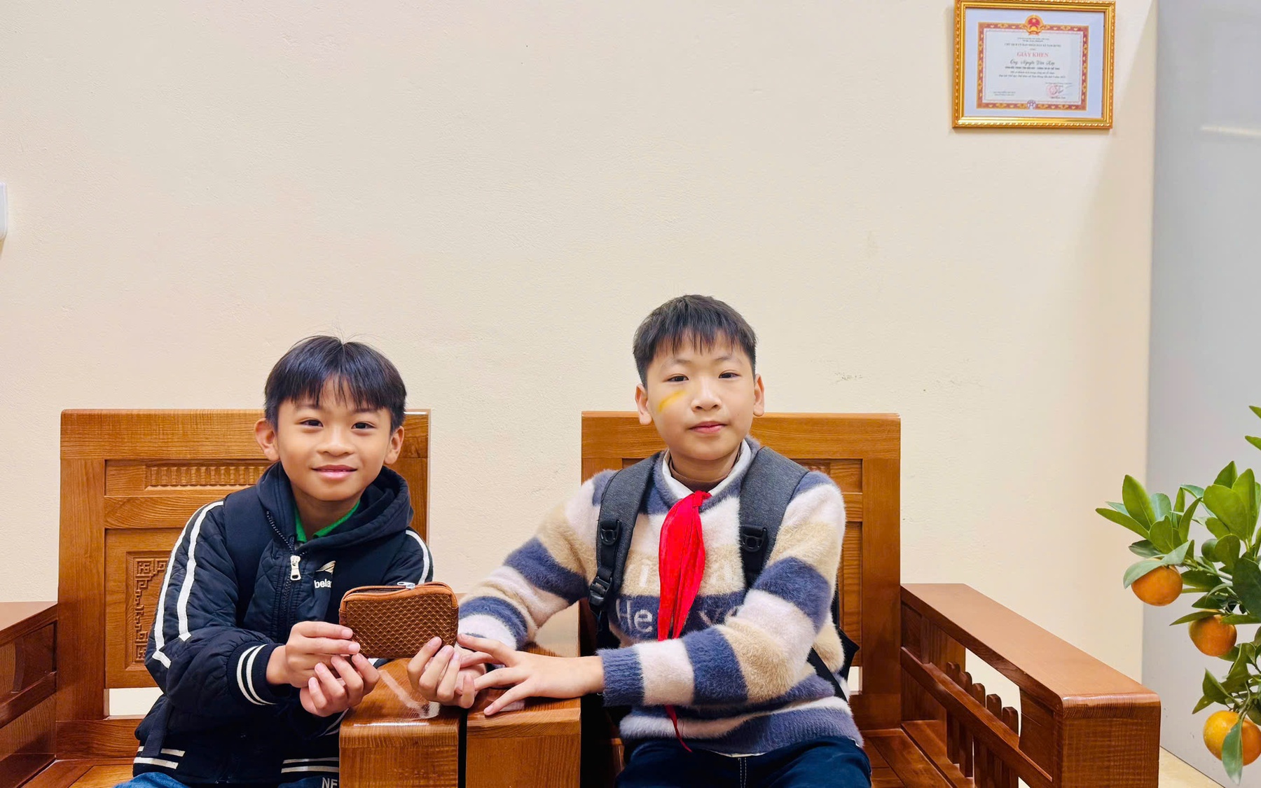 Hai học sinh lớp 5E trường TH Tam Hưng nhặt được của rơi, chủ động tìm người đánh mất – Tấm gương đẹp về lòng trung thực