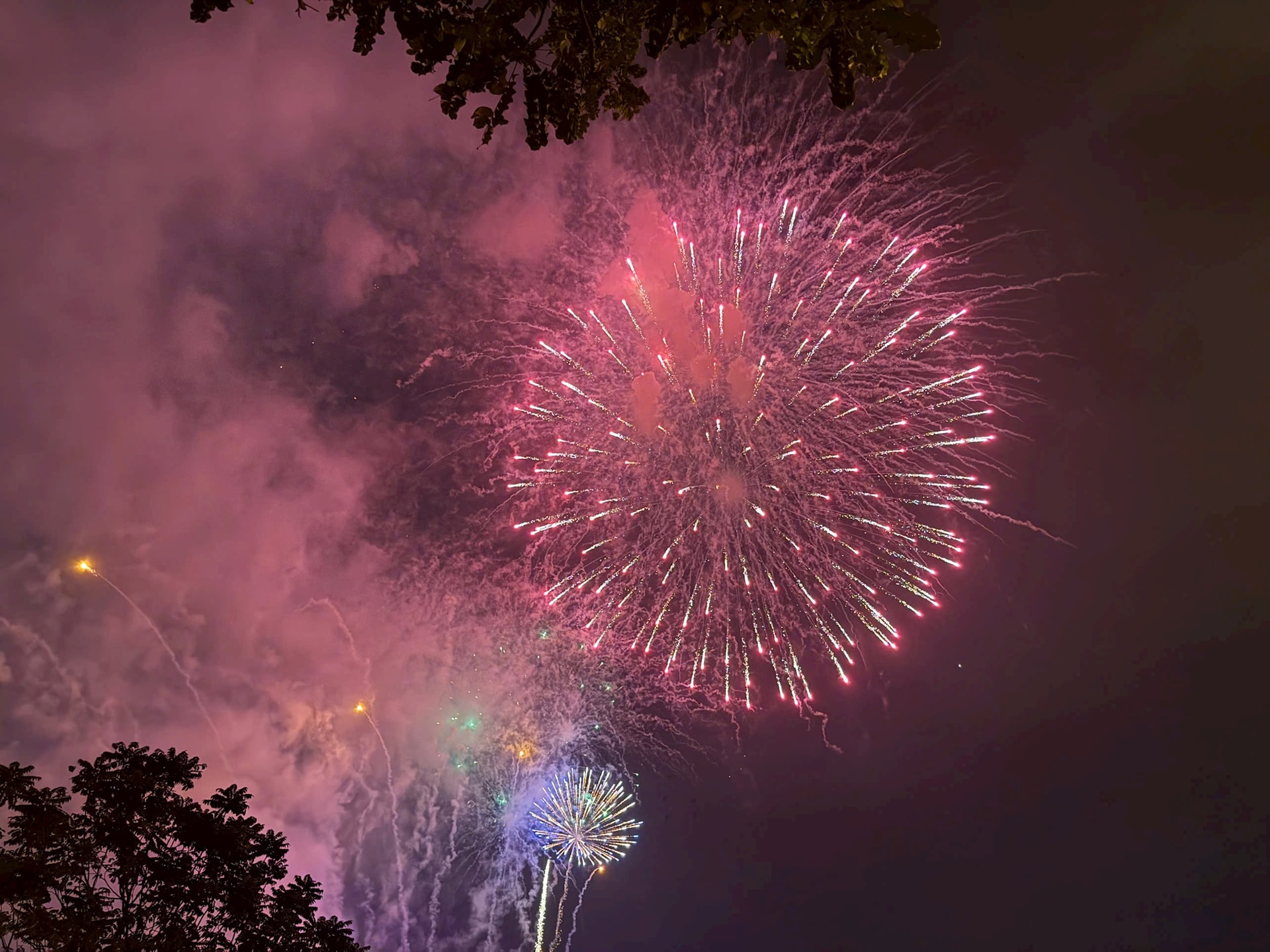 Mãn nhãn màn pháo hoa đêm Giao thừa tại hồ Văn Quán- Ảnh 2.
