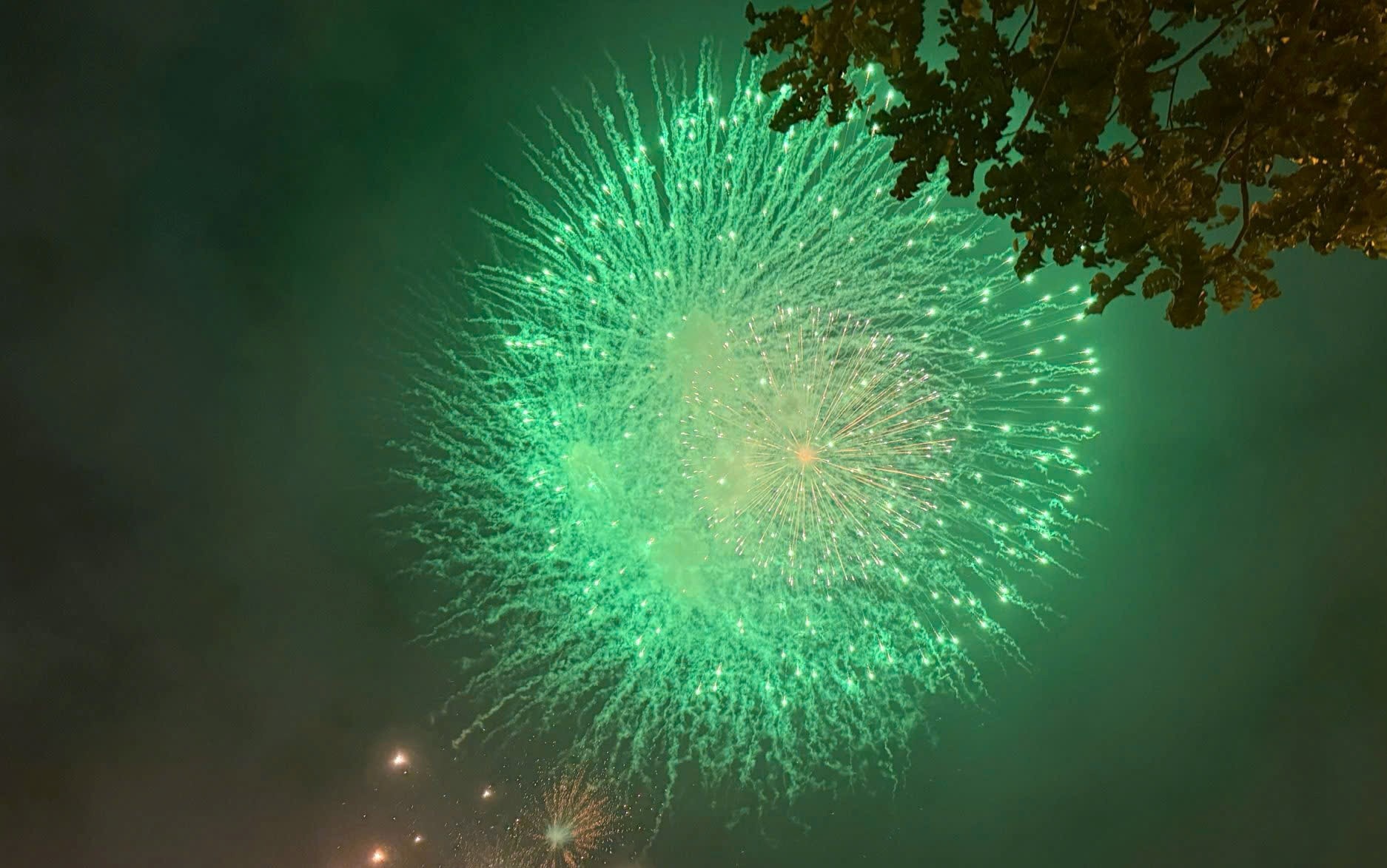 Mãn nhãn màn pháo hoa đêm Giao thừa tại hồ Văn Quán- Ảnh 3.