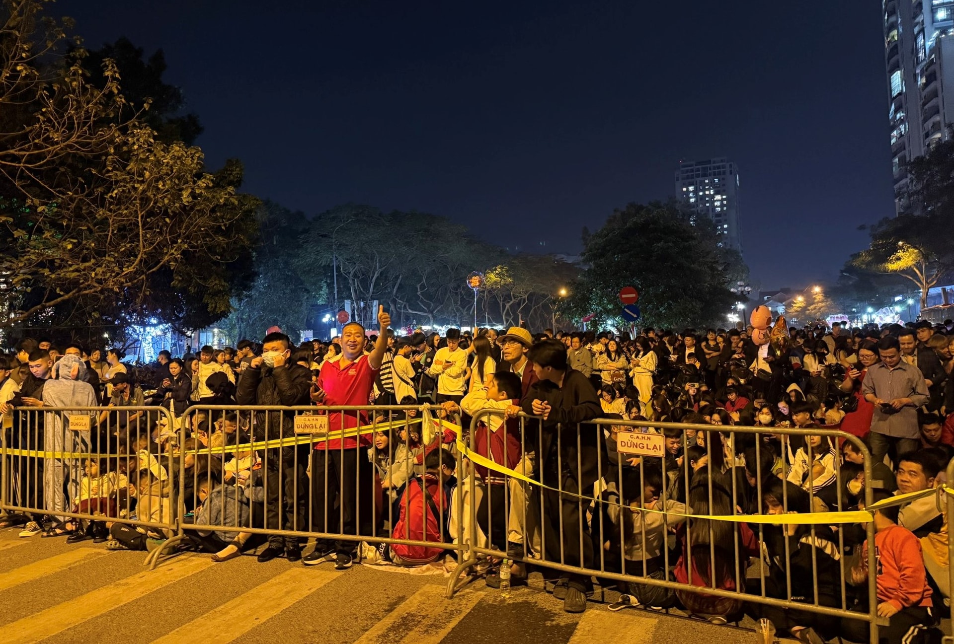 Mãn nhãn màn pháo hoa đêm Giao thừa tại hồ Văn Quán- Ảnh 4.