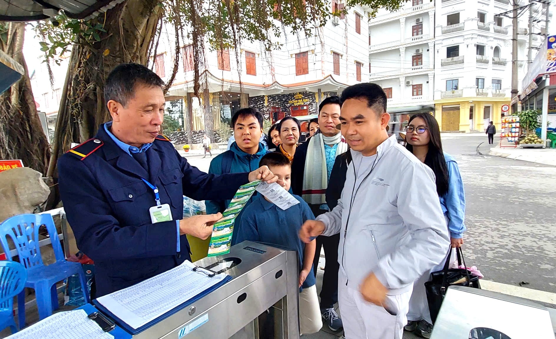 Chủ tịch UBND TP Hà Nội Vũ Đại Thắng kiểm tra công tác tổ chức lễ hội chùa Hương- Ảnh 4.