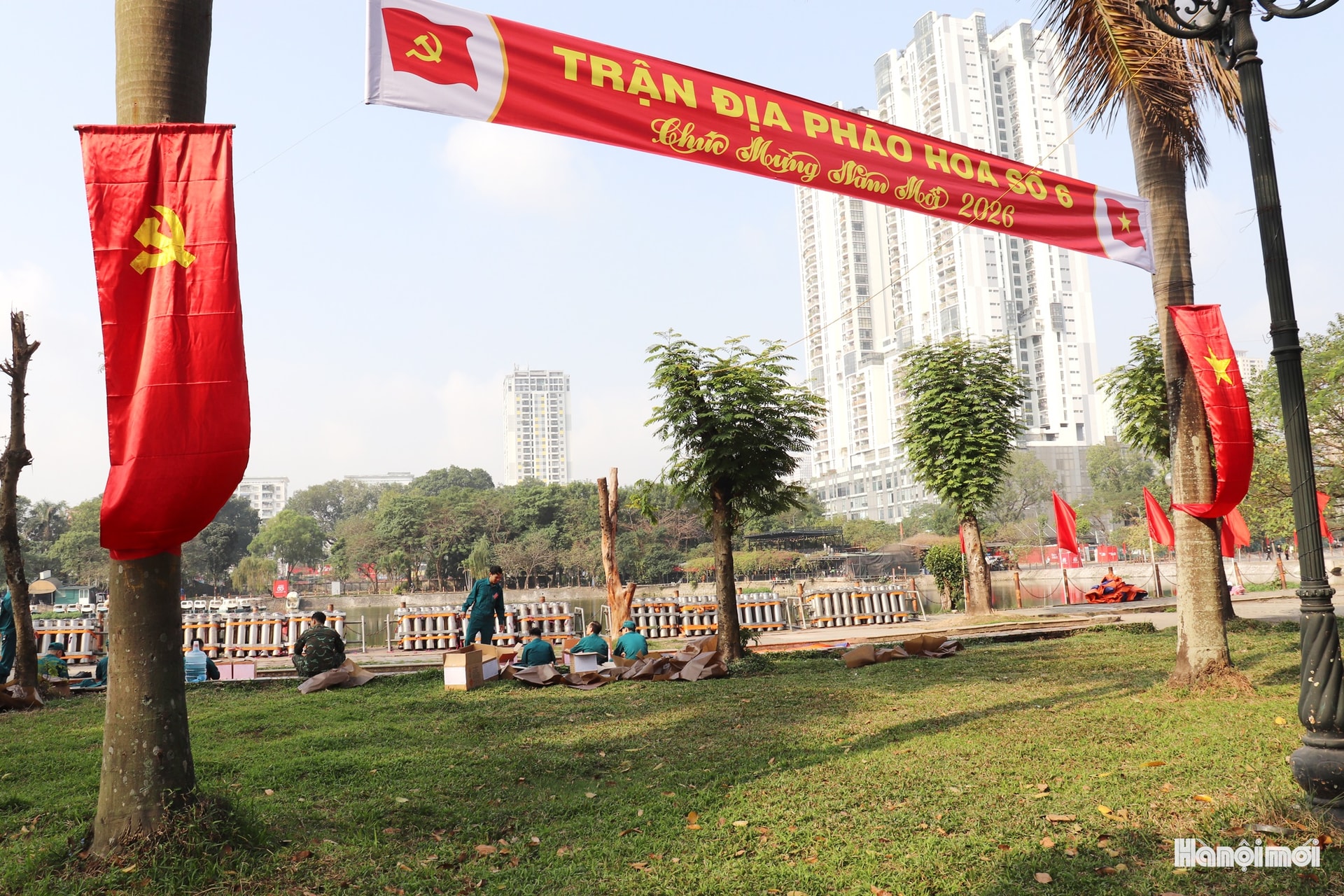 Cận cảnh trận địa pháo hoa tại hồ Văn Quán- Ảnh 1.