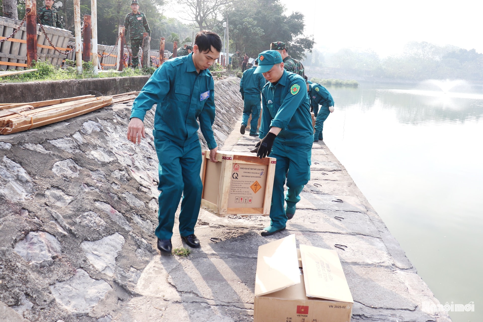 Cận cảnh trận địa pháo hoa tại hồ Văn Quán- Ảnh 3.