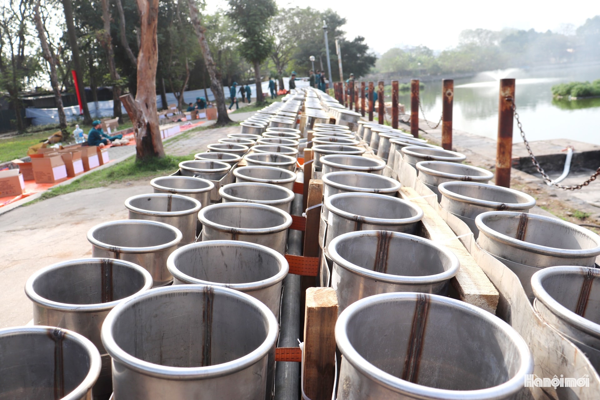 Cận cảnh trận địa pháo hoa tại hồ Văn Quán- Ảnh 2.