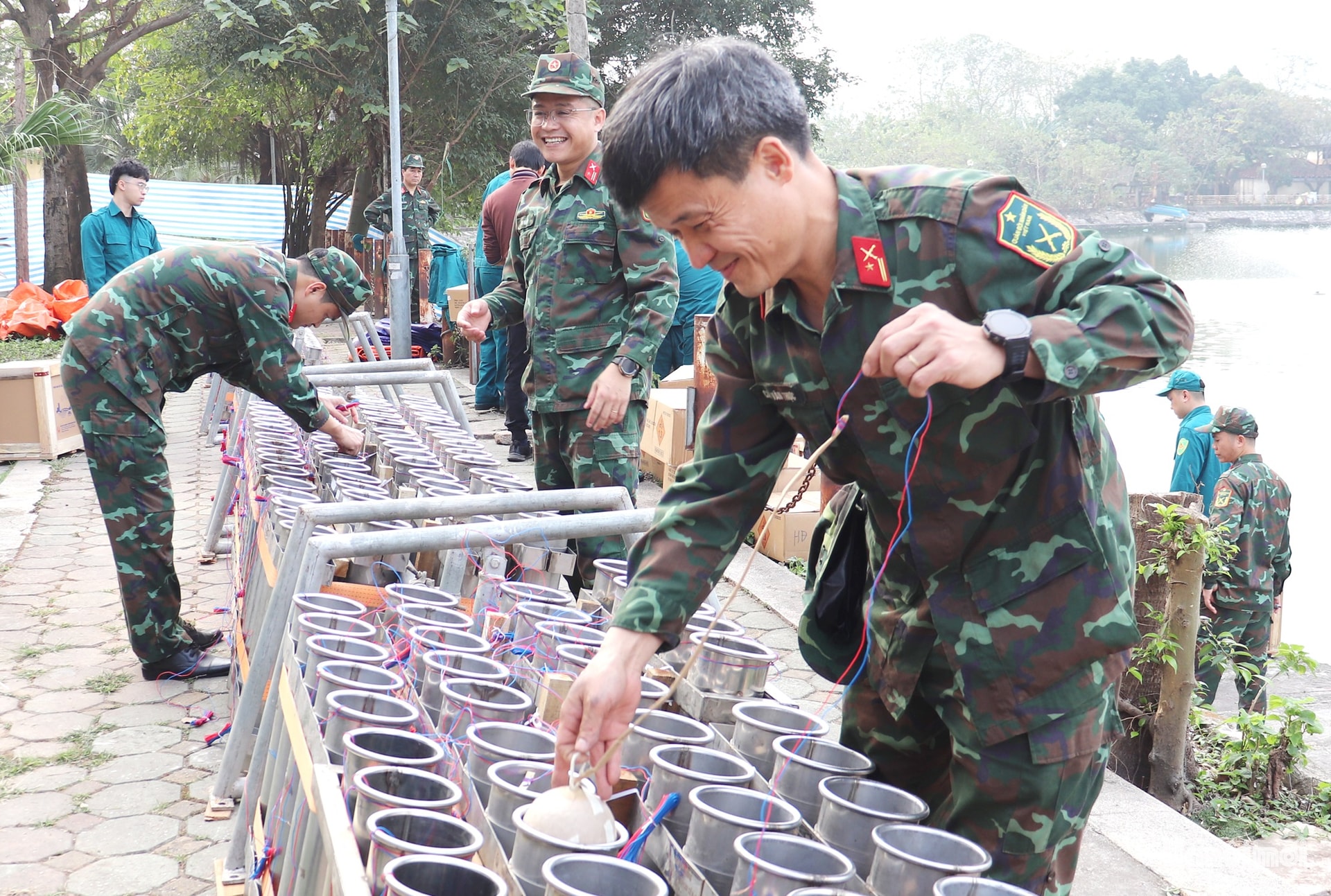 Cận cảnh trận địa pháo hoa tại hồ Văn Quán- Ảnh 7.