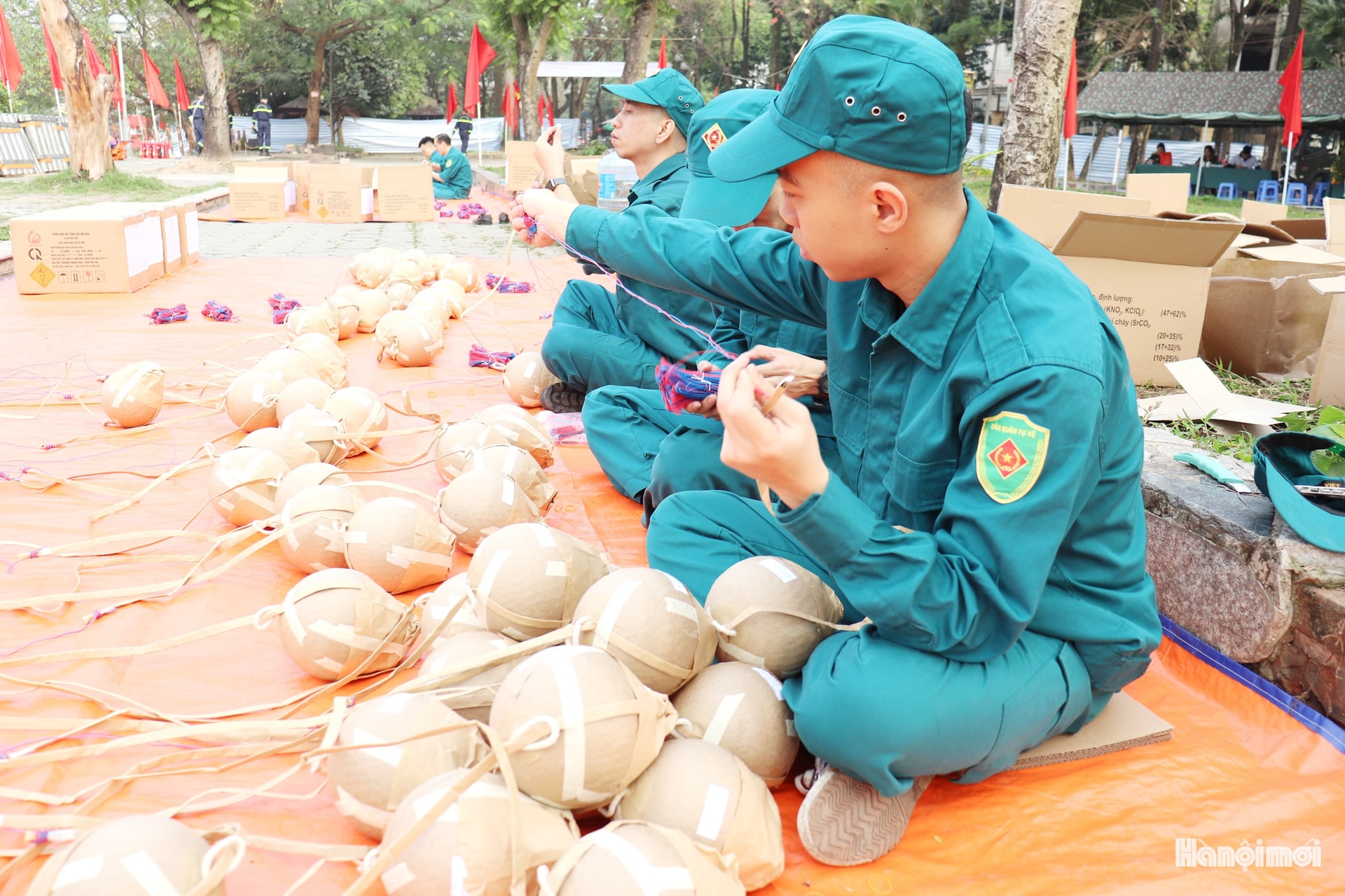 Cận cảnh trận địa pháo hoa tại hồ Văn Quán- Ảnh 5.