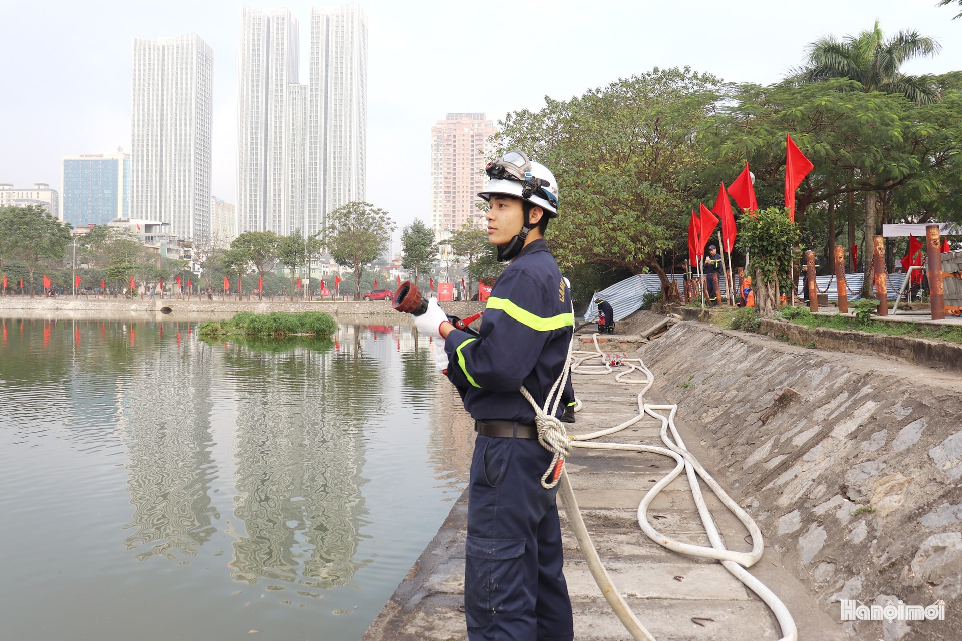 Cận cảnh trận địa pháo hoa tại hồ Văn Quán- Ảnh 11.