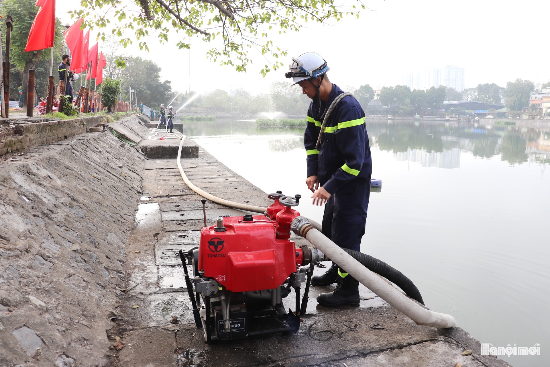 Cận cảnh trận địa pháo hoa tại hồ Văn Quán- Ảnh 10.