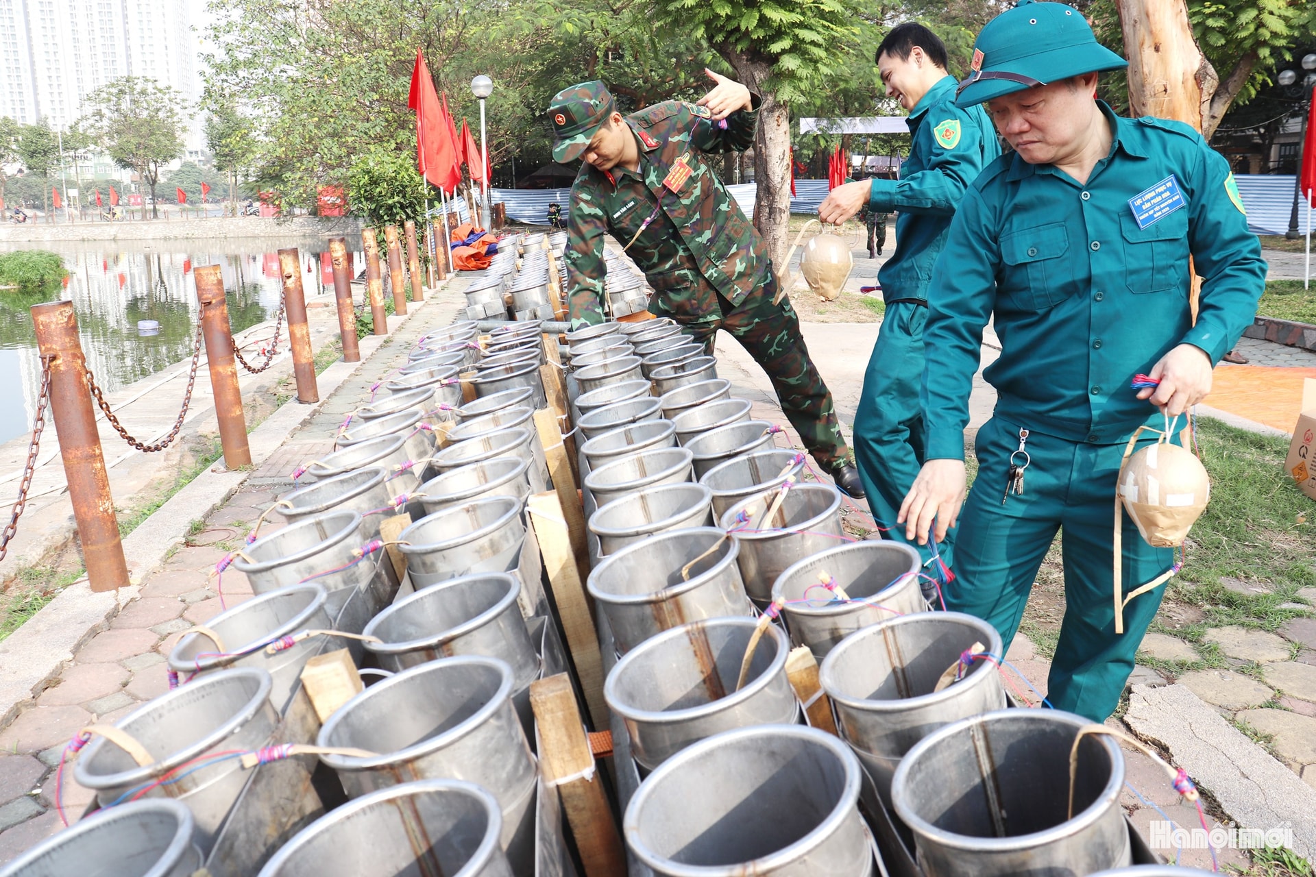 Cận cảnh trận địa pháo hoa tại hồ Văn Quán- Ảnh 6.