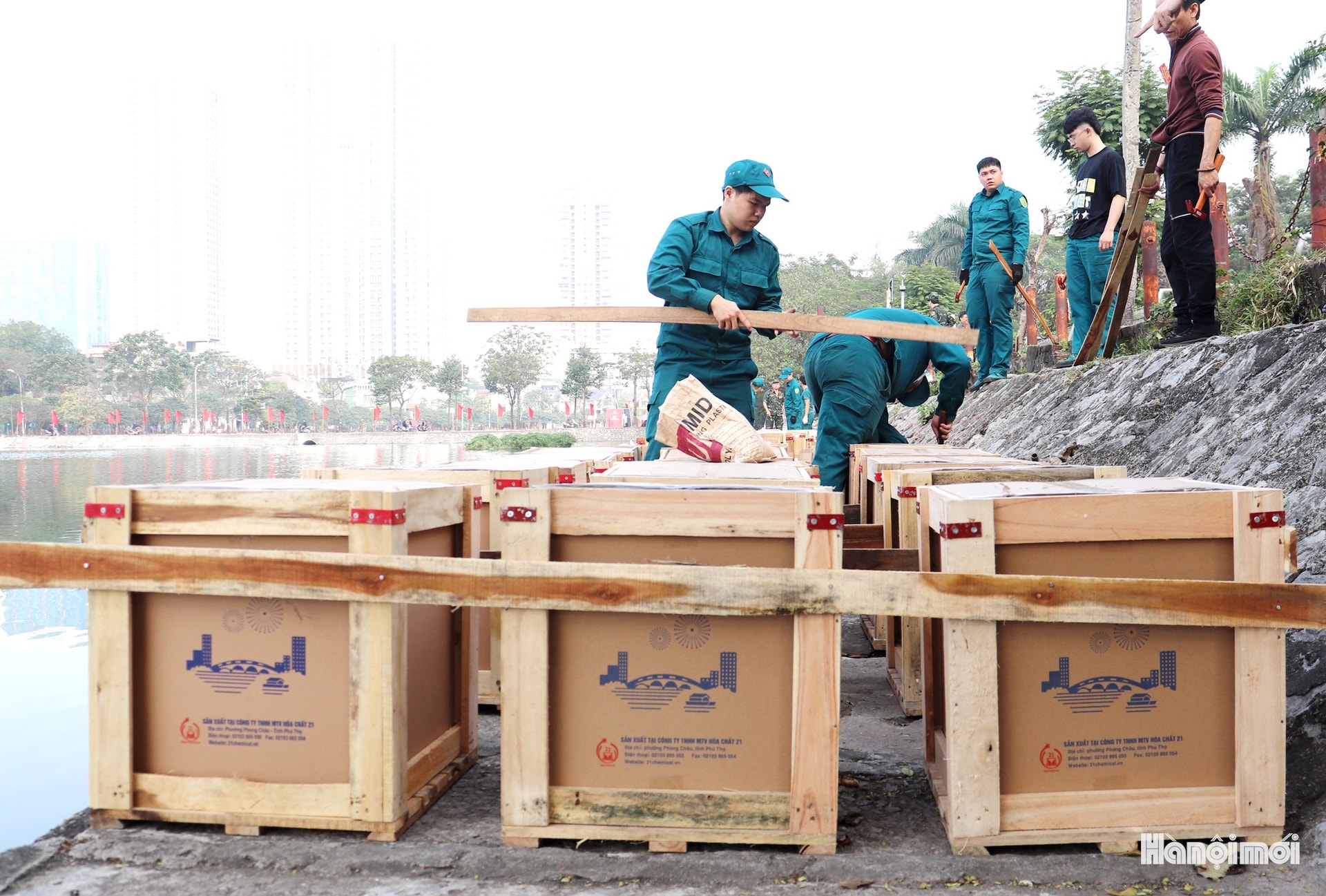 Cận cảnh trận địa pháo hoa tại hồ Văn Quán- Ảnh 9.