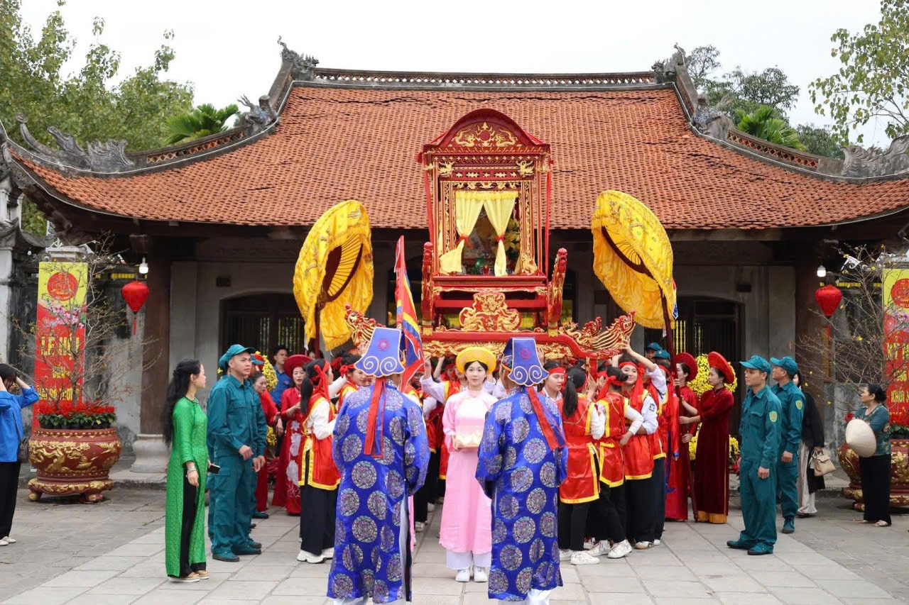 Độc đáo lễ rước kiệu Hai Bà Trưng- Ảnh 2.