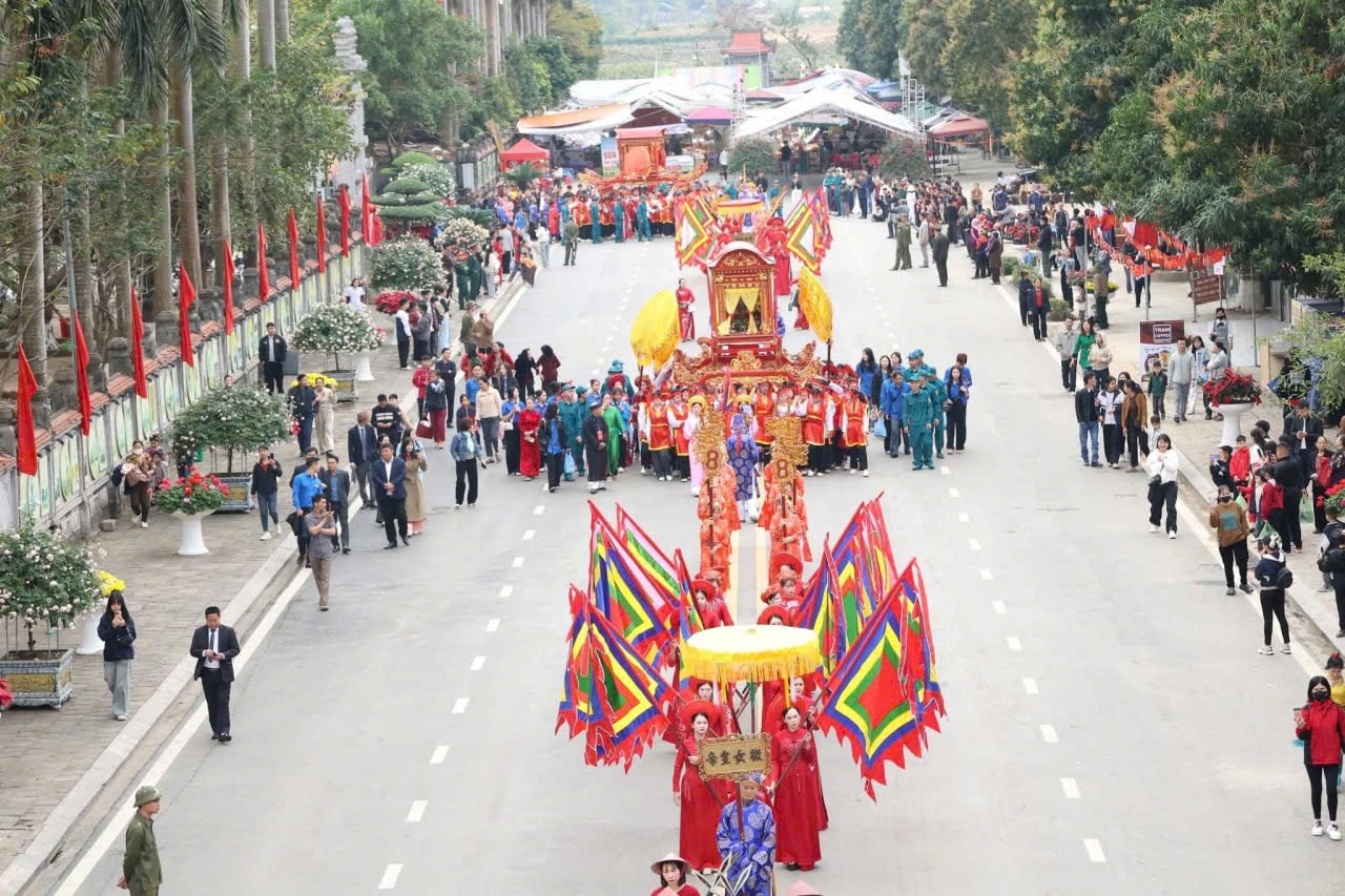 Độc đáo lễ rước kiệu Hai Bà Trưng- Ảnh 1.