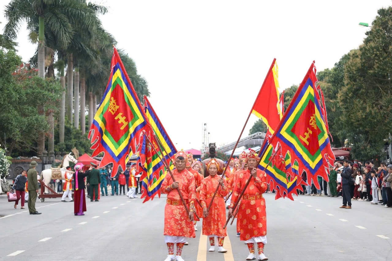 Độc đáo lễ rước kiệu Hai Bà Trưng- Ảnh 6.