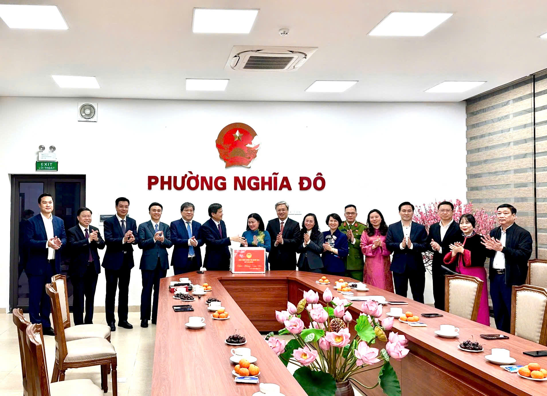 Đồng chí Đoàn Minh Huấn - Ủy viên Bộ Chính trị, Giám đốc Học viện chính trị quốc gia Hồ Chí Minh thăm, động viên, chúc Tết Đảng bộ, chính quyền và Nhân dân phường Nghĩa Đô- Ảnh 1.