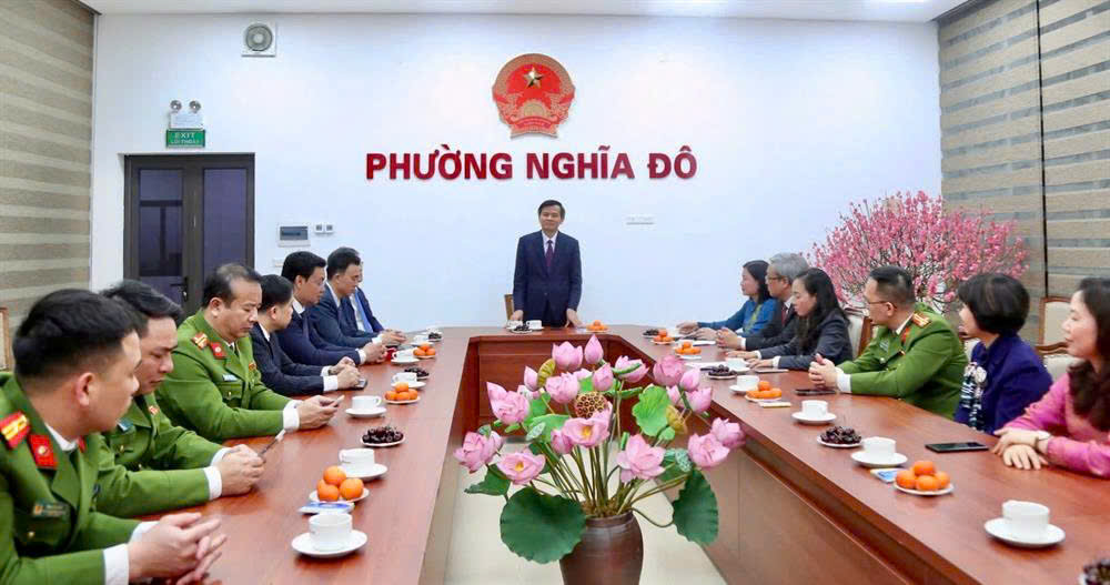 Đồng chí Đoàn Minh Huấn - Ủy viên Bộ Chính trị, Giám đốc Học viện chính trị quốc gia Hồ Chí Minh thăm, động viên, chúc Tết Đảng bộ, chính quyền và Nhân dân phường Nghĩa Đô- Ảnh 2.