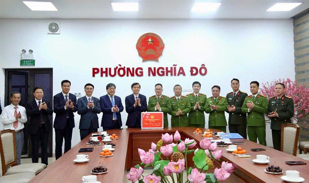 Đồng chí Đoàn Minh Huấn - Ủy viên Bộ Chính trị, Giám đốc Học viện chính trị quốc gia Hồ Chí Minh thăm, động viên, chúc Tết Đảng bộ, chính quyền và Nhân dân phường Nghĩa Đô- Ảnh 3.