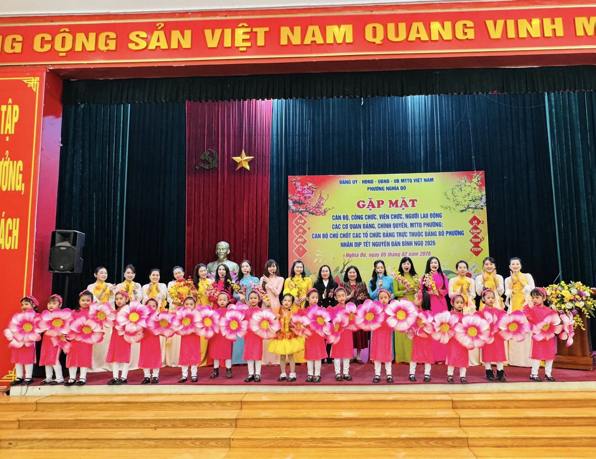 Phường Nghĩa Đô gặp mặt cán bộ, công chức, viên chức và người lao động nhân dịp Tết Nguyên đán Bính Ngọ 2026- Ảnh 1.