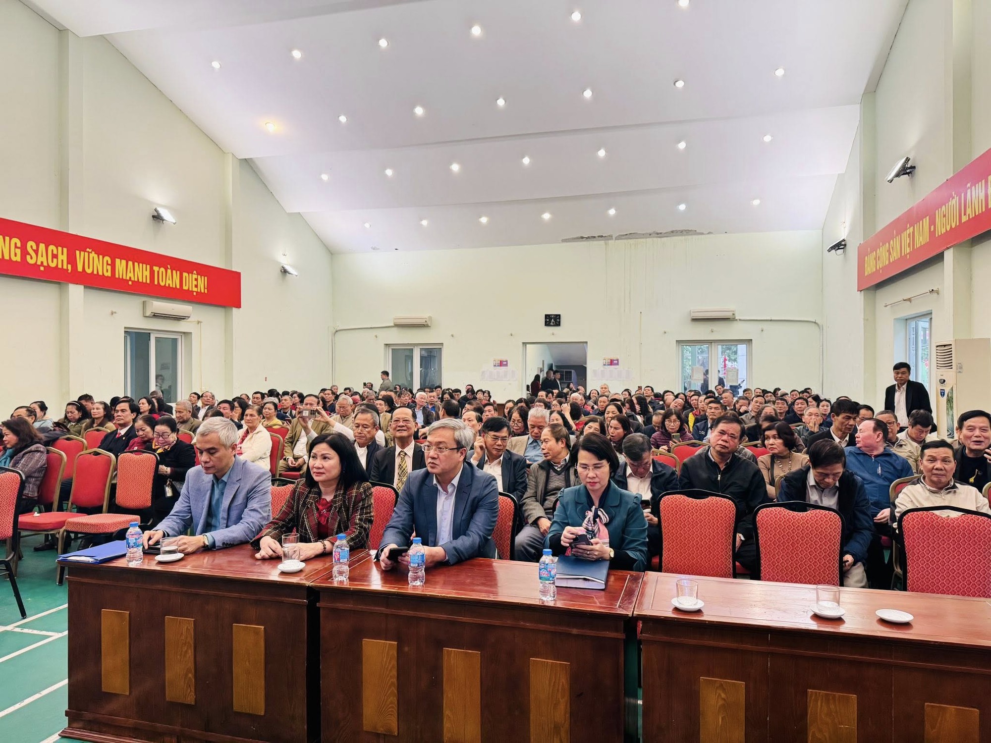 Phường Nghĩa Đô gặp mặt cán bộ, công chức, viên chức và người lao động nhân dịp Tết Nguyên đán Bính Ngọ 2026- Ảnh 2.