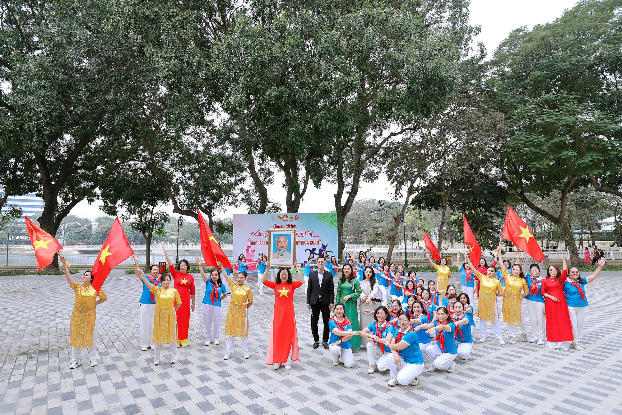 Phường Nghĩa Đô rộn ràng chương trình “Xuân gắn kết – Tết sum vầy” Xuân Bính Ngọ 2026- Ảnh 13.